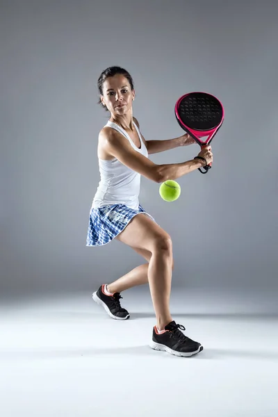 Schot Van Volwassen Fitness Vrouw Padel Binnen Spelen Geïsoleerd Wit — Stockfoto