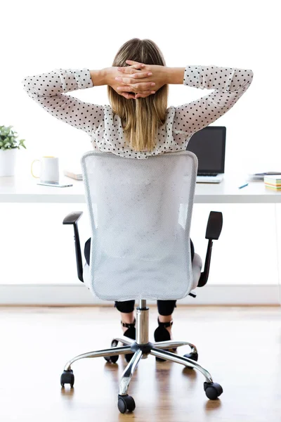 Aufnahme Einer Geschäftsfrau Die Sich Entspannt Ihrem Büro Dehnt Zufrieden — Stockfoto