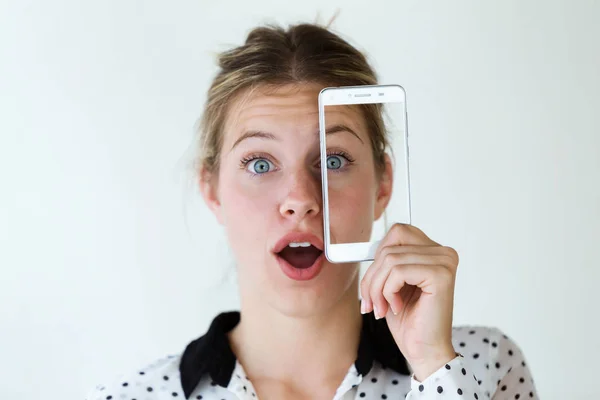 Retrato Una Joven Sorprendida Sosteniendo Teléfono Móvil Cara Con Una — Foto de Stock