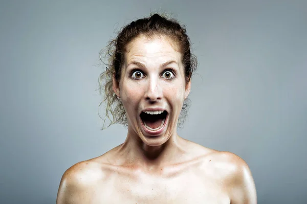 Portrait Beautiful Young Woman Screaming While Looking Camera Gray Background — Stock Photo, Image
