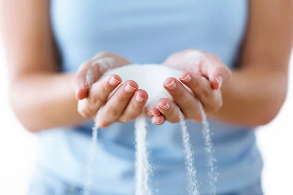 Zucchero bianco nelle mani della donna. cumulo di zucchero bianco . — Foto Stock