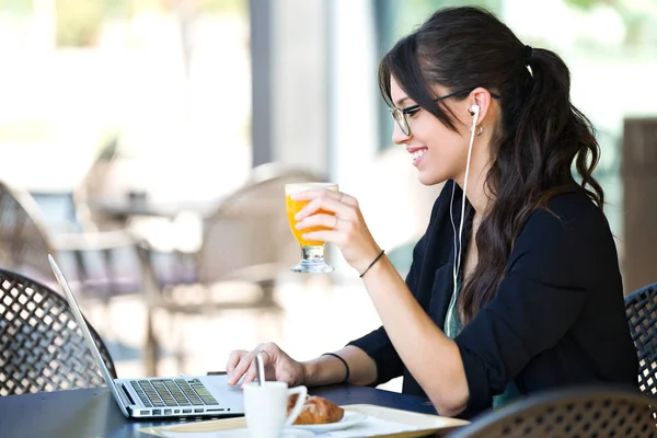 Shot Van Mooie Jonge Vrouw Drinken Sinaasappelsap Tijdens Het Werken — Stockfoto