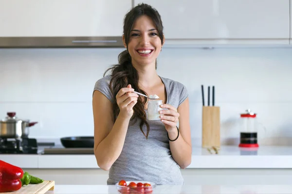 Retrato Bela Jovem Mulher Comendo Iogurte Cozinha Casa Olhando Para — Fotografia de Stock