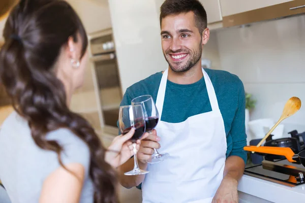 Tiro Feliz Pareja Joven Cocinando Juntos Brindis Con Copas Vino — Foto de Stock