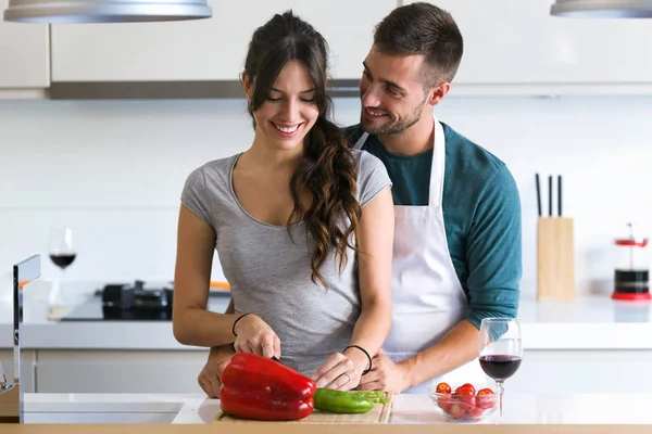 Tiro Belo Casal Jovem Tendo Momentos Românticos Abraçando Cortando Legumes — Fotografia de Stock