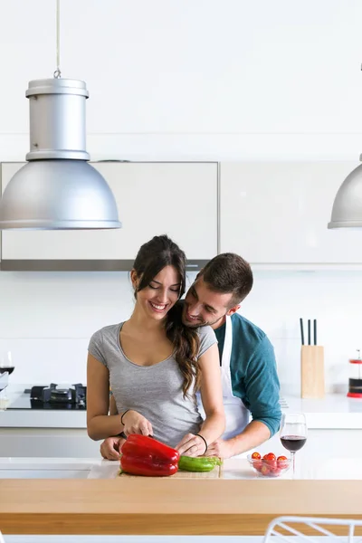 Tiro Belo Casal Jovem Tendo Momentos Românticos Abraçando Cortando Legumes — Fotografia de Stock