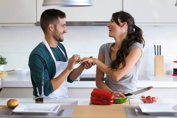 Tiro Jovem Bonito Fazendo Piada Pedir Sua Namorada Para Casar — Fotografia de Stock