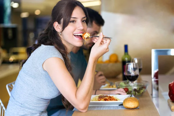 Skott Vacker Ung Kvinna Äta Spaghetti Med Maken Köket Hemma — Stockfoto