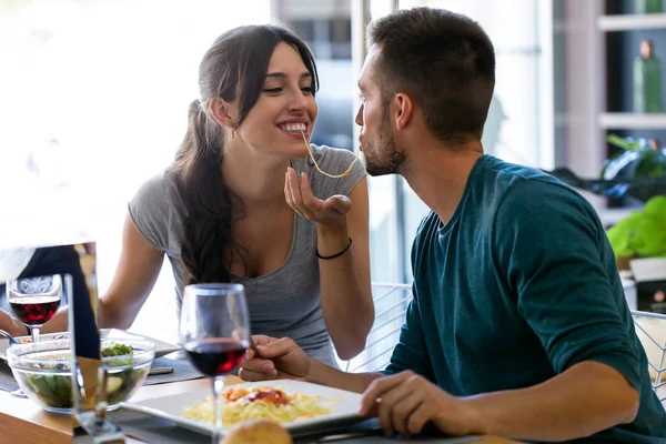 Plan Beau Jeune Couple Partageant Des Spaghettis Simples Rapprochant Embrasser — Photo