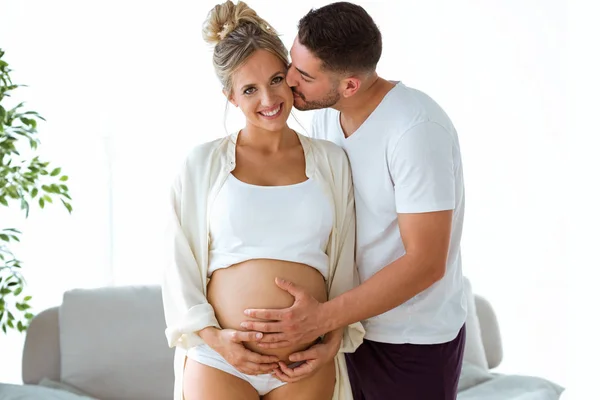 Skott Stilig Ung Man Vidrör Magen Vacker Gravid Kvinna Medan — Stockfoto