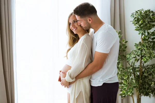 Tiro Belo Jovem Tocando Barriga Bela Mulher Grávida Enquanto Beija — Fotografia de Stock