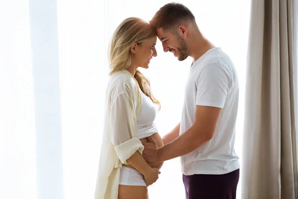 Schot Van Mooie Jonge Paar Verwacht Baby Permanent Samen Ontroerende — Stockfoto