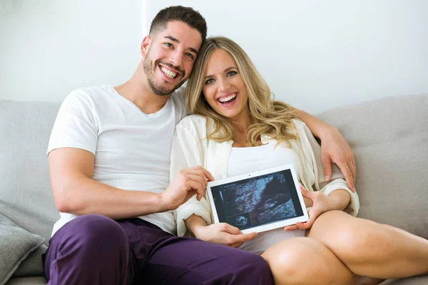 Retrato Atractivo Joven Feliz Mujer Sonriente Embarazada Mirando Cámara Mientras — Foto de Stock