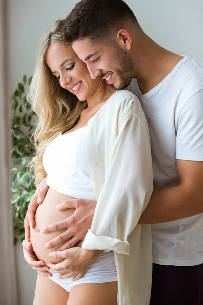 Tiro Jovem Bonito Tocando Olhando Barriga Mulher Grávida Bonita Enquanto — Fotografia de Stock