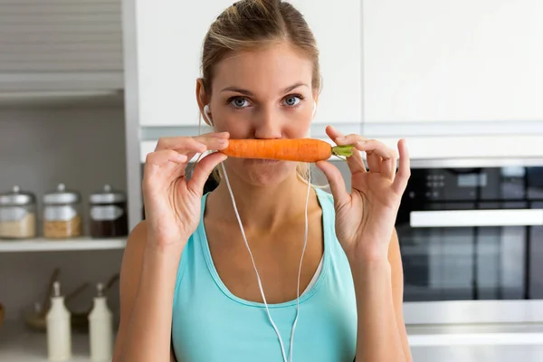 Portrait Beautiful Young Sporty Woman Playing Carrot While Listening Music — Stock Photo, Image