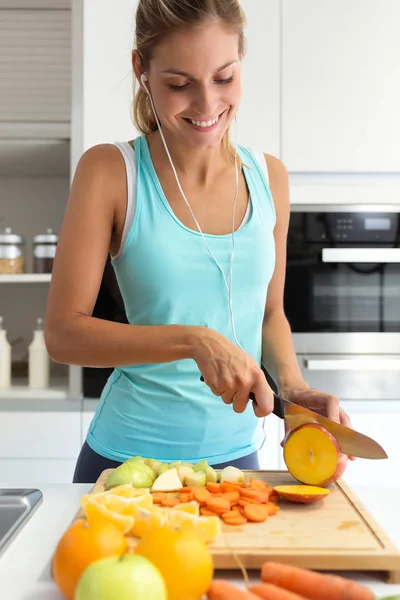 Girato Bella Giovane Donna Sportiva Tagliare Alcune Verdure Frutta Mentre — Foto Stock