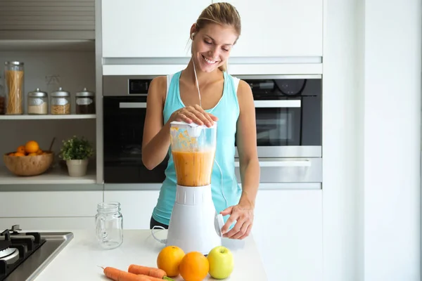 Shot Sporty Young Woman Making Vegetable Smoothie While Listening Music — Stok Foto