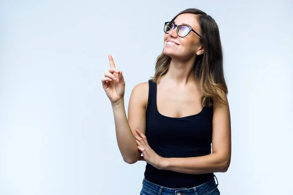 Gösterilen Beyaz Arka Plan Üzerinde Gösteren Gözlük Güzel Genç Kadın — Stok fotoğraf