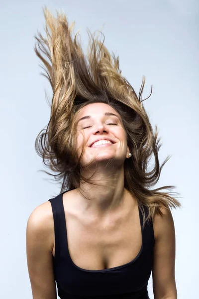Tiro Linda Mujer Sonriente Con Hermoso Pelo Largo Volando Sobre — Foto de Stock