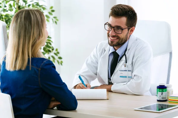 Foto Una Mujer Joven Guapa Hablando Con Médico Joven Guapo —  Fotos de Stock