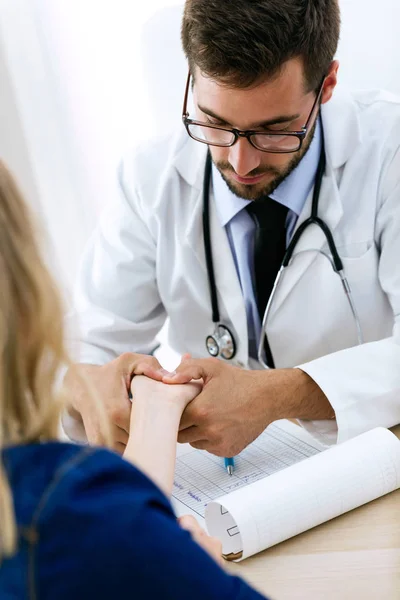 Inyección Hansome Joven Médico Masculino Comprobando Dolor Manos Para Paciente —  Fotos de Stock