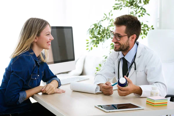 Inyección Guapo Médico Varón Joven Recetando Medicamentos Para Paciente Consultorio —  Fotos de Stock