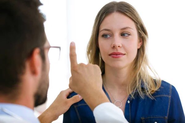 Inyección Atractivo Oftalmólogo Médico Masculino Comprobando Visión Ocular Una Hermosa — Foto de Stock