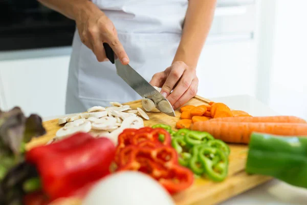 Close Mãos Mulher Jovem Saudável Cortando Legumes Frescos Cozinha Casa — Fotografia de Stock