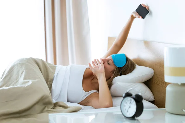 Girato Bella Giovane Donna Stanca Assonnata Che Estende Sul Letto — Foto Stock