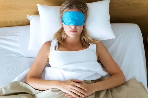 Tiro Bela Jovem Cansada Tentando Dormir Com Máscara Sono Descansando — Fotografia de Stock