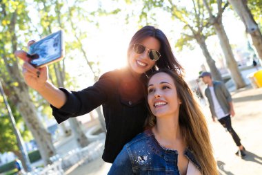 Pazar sokakta çekim cep telefonu ile fotoğraf çekmek güzel genç kadın yemek.