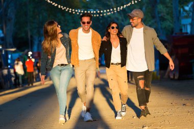 Mutlu ve çekici genç grup içinde vaktinizi arkadaşıyla resmini sokak pazarında yemek.