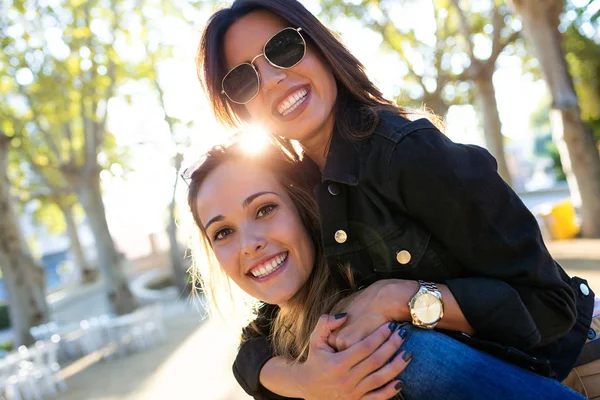 Foto Mujeres Jóvenes Bonitas Posando Mirando Cámara Mercado Comer Calle — Foto de Stock