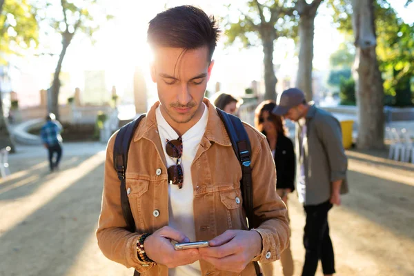 Çekici Bir Genç Adam Cep Telefonuyla Fotoğrafını Sokak Pazarında Yemek — Stok fotoğraf