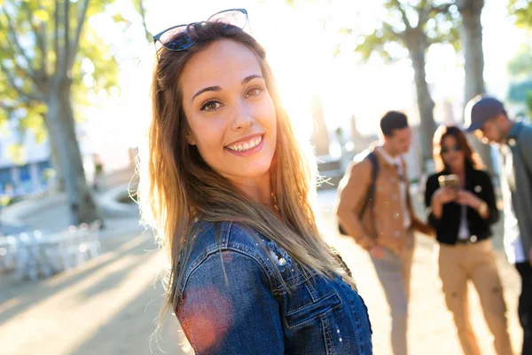 Porträt Einer Schönen Jungen Frau Die Auf Der Straße Die — Stockfoto