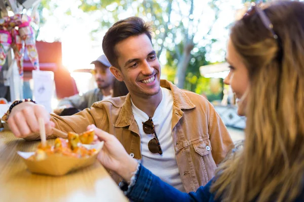 Shot Encantadora Pareja Atractiva Comiendo Patatas Juntos Comer Mercado Calle —  Fotos de Stock