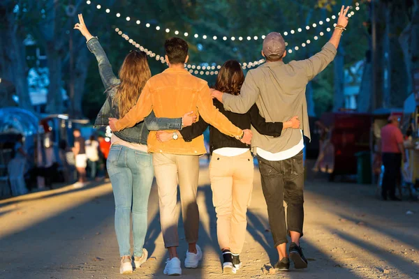 Girato Felice Attraente Giovane Gruppo Amici Godendo Tempo Nel Mercato — Foto Stock