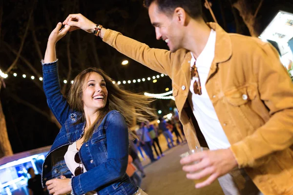 Disparo Pareja Joven Despreocupada Bailando Tomados Mano Mercado Comer Calle —  Fotos de Stock