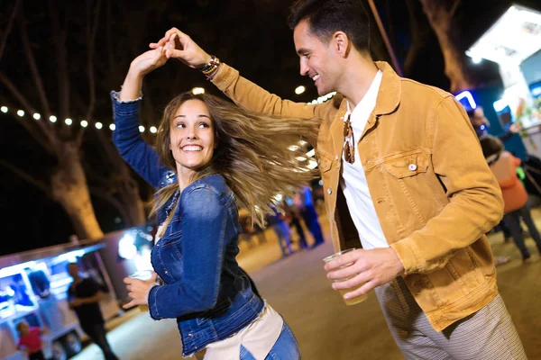 Disparo Pareja Joven Despreocupada Bailando Tomados Mano Mercado Comer Calle —  Fotos de Stock