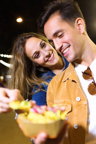 Aufnahme Eines Hübschen Attraktiven Paares Beim Gemeinsamen Kartoffelessen Auf Dem — Stockfoto