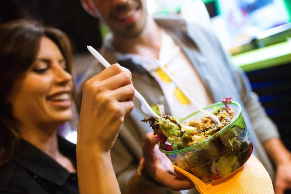 Primer Plano Hermosa Joven Visitando Comer Mercado Comer Ensalada Colores —  Fotos de Stock