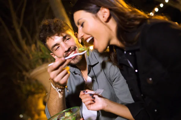 Tiro Jovem Atraente Dando Salada Para Sua Bela Namorada Mercado — Fotografia de Stock