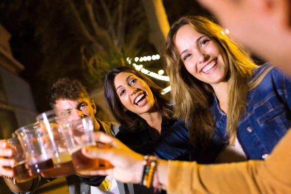 Shot Attractive Young Friends Toasting Beer Eat Market Street — Stock Photo, Image