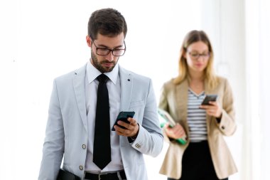 İki kendine güvenen genç iş ortakları manifatura onların akıllı onlar bir koridorda resmini Şirket.