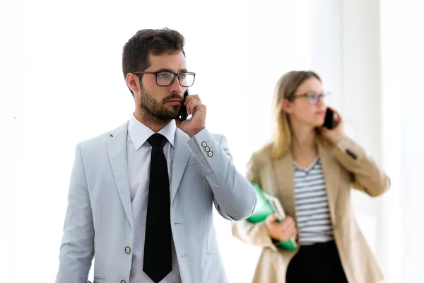 Onlar Bir Koridorda Onların Akıllı Telefonlar Ile Konuşurken Iki Konsantre — Stok fotoğraf