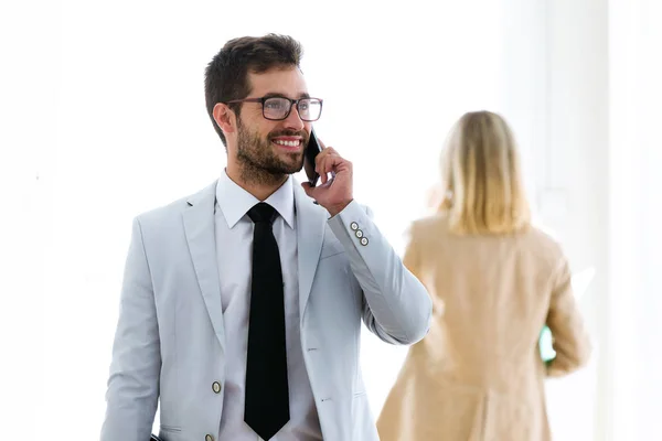 Shot Smiling Young Businessman Talking His Smartphones Hallway Company — Stock Photo, Image