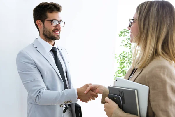 Skott Två Attraktiva Bussines Partners Skakar Sina Händer Kontoret — Stockfoto