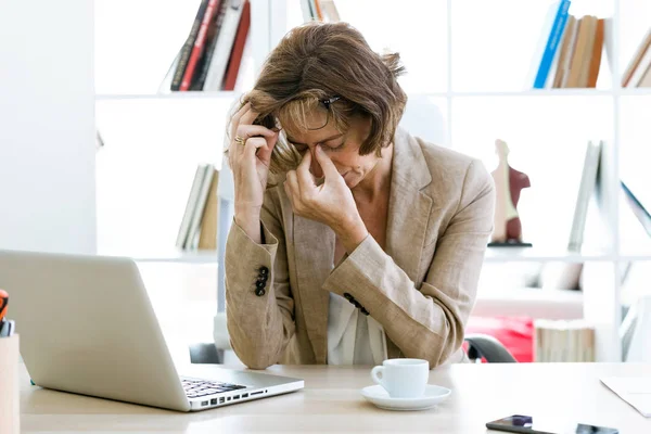 Schuss Auf Überarbeitete Geschäftsfrau Mit Kopfschmerzen Büro — Stockfoto