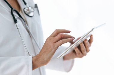 Kadın doktor tıbbi ofis onun dijital tablet kullanarak Close-up.