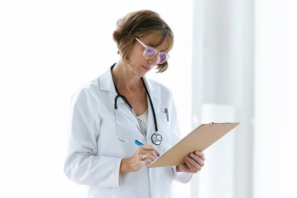 Prise Vue Une Femme Médecin Concentrée Avec Des Lunettes Examinant — Photo